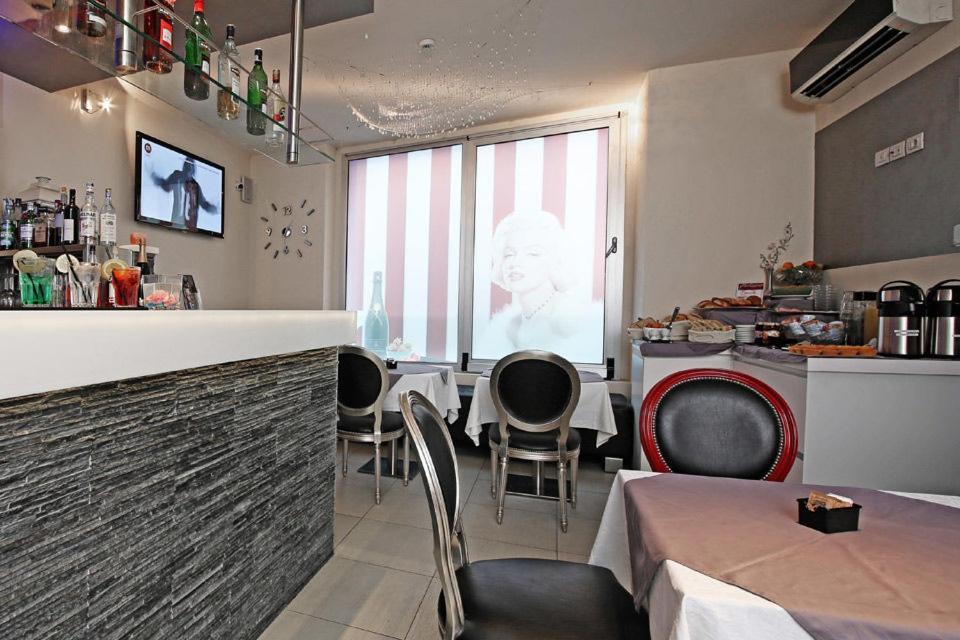 Happy Hotel Atelier Gardone Riviera Centro & Beach ภายนอก รูปภาพ