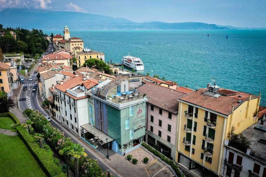 Happy Hotel Atelier Gardone Riviera Centro & Beach ภายนอก รูปภาพ
